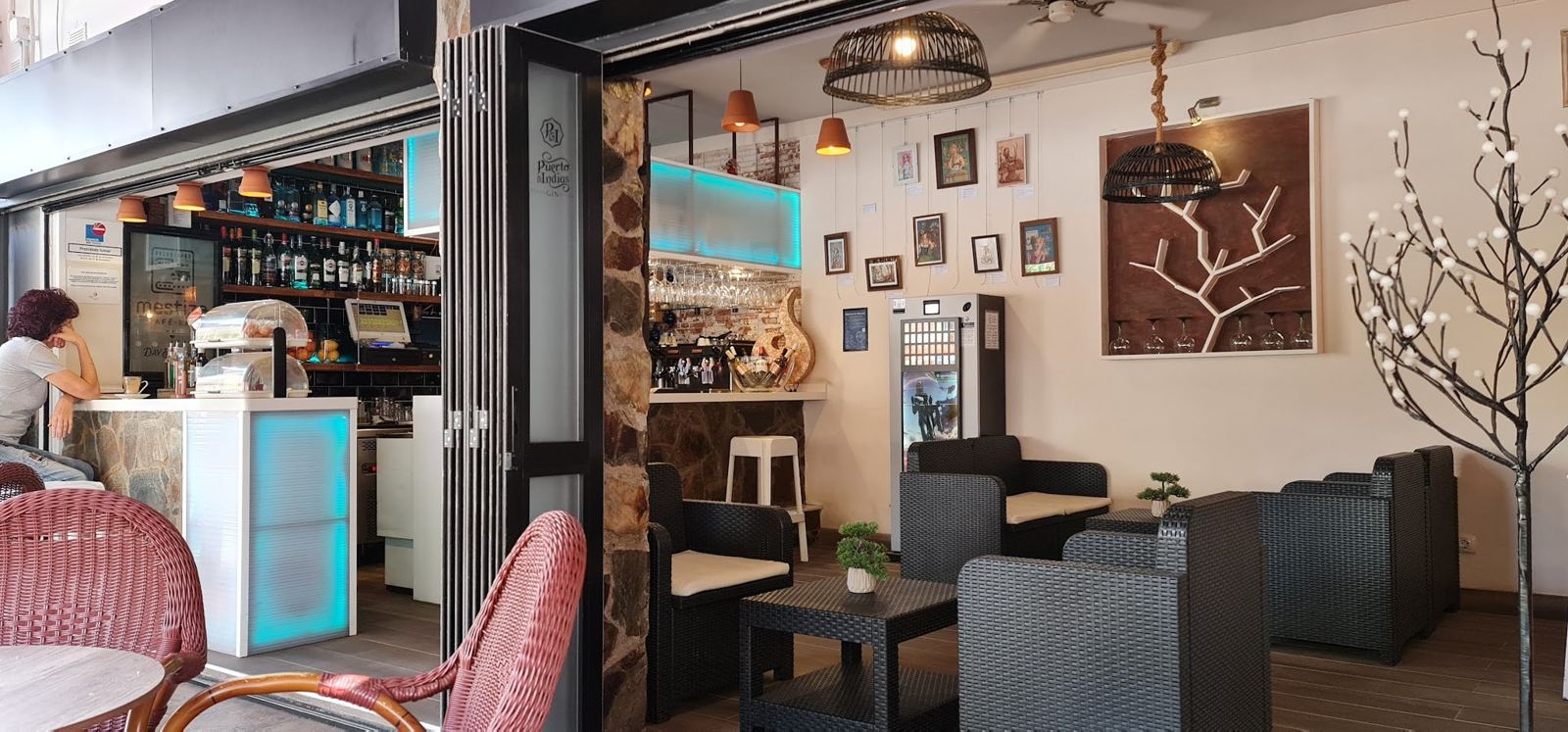 Interior del local con la barra y los sofás